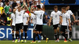 Вторник. Париж. Северная Ирландия - Германия - 0:1. Игроки сборной Германии празднуют единственный гол Марио ГОМЕСА (№23).