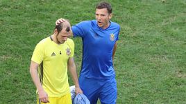 Вторник. Марсель. Украина - Польша - 0:1. Андрей ШЕВЧЕНКО (справа) подбадривает Романа ЗОЗУЛЮ по окончании матча.