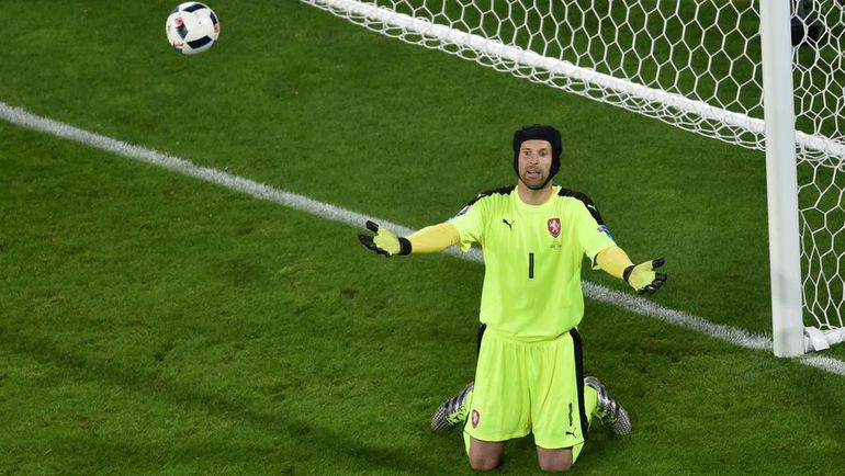 Вторник. Ланс. Чехия - Турция - 0:2. Реакция Петра ЧЕХА на гол Озана. Фото AFP Вторник. Ланс. Чехия - Турция - 0:2. Реакция Петра ЧЕХА на гол Озана. Фото AFP