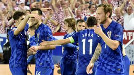 Вторник. Бордо. Хорватия - Испания - 2:1. Игроки и болельщики сборной Хорватии празднуют победу.