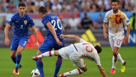 Вторник. Бордо. Хорватия - Испания - 2:1. Защитник сборной Испании ХУАНФРАН (№16) в борьбе за мяч с Марко ПЬЯЦЕЙ.