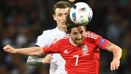 Понедельник. Тулуза. Россия - Уэльс - 0:3. Павел МАМАЕВ за спиной Джо АЛЛЕНА.