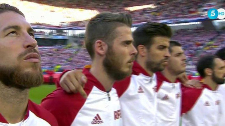 Вторник. Бордо. Хорватия - Испания - 2:1. Защитник сборной Испании Жерар Пике показал средний палец своему партнеру по национальной команде Серхио Рамосу. Фото Marca Вторник. Бордо. Хорватия - Испания - 2:1. Защитник сборной Испании Жерар Пике показал средний палец своему партнеру по национальной команде Серхио Рамосу. Фото Marca