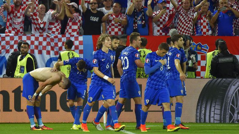 Вторник. Бордо. Хорватия - Испания - 2:1. Игроки сборной Хорватии благодарят болельщиков за поддержку. Фото AFP Вторник. Бордо. Хорватия - Испания - 2:1. Игроки сборной Хорватии благодарят болельщиков за поддержку. Фото AFP