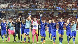 21 июня. Бордо. Хорватия - Испания - 2:1. Хорваты празднуют победу и выход из группы с первого места.