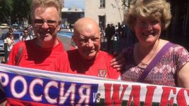 Иэн РОБЕРТС (в центре).