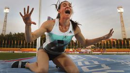 Понедельник. Чебоксары. Ликование Елены ИСИНБАЕВОЙ после победы на чемпионате России.