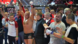 18 июня. Санкт-Петербург. Фабио МАЛЬДОНАДО (второй справа) и Федор ЕМЕЛЬЯНЕНКО после боя.