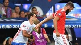 Понедельник. Тулуза. Россия - Уэльс - 0:3. Роман ШИРОКОВ пытается остановить Джо ЛЕДЛИ.