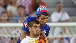 Вторник. Бордо. Хорватия - Испания - 2:1. Верховая борьба защитника хорват Ведрана ЧОРЛУКИ и форварда испанцев Альваро МОРАТЫ.