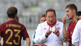 По мнению Харри Реднаппа, Леонид СЛУЦКИЙ (в центре) не виноват в провальном выступлении сборной России.