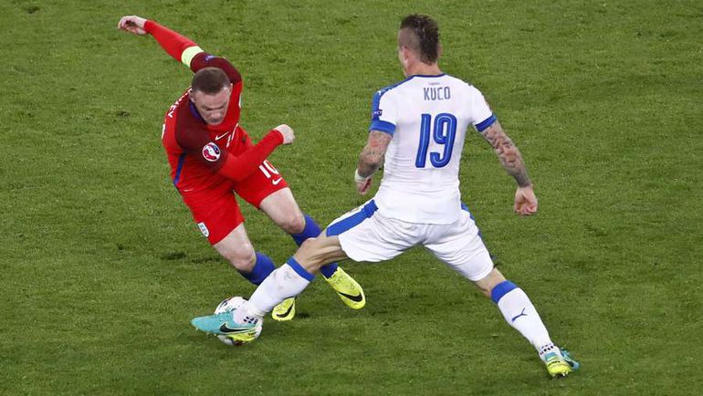 Уэйн РУНИ (слева) и сборная Англии пропустили в группе вперед Уэльс после ничьих с Россией и Словакией... Фото REUTERS Уэйн РУНИ (слева) и сборная Англии пропустили в группе вперед Уэльс после ничьих с Россией и Словакией... Фото REUTERS