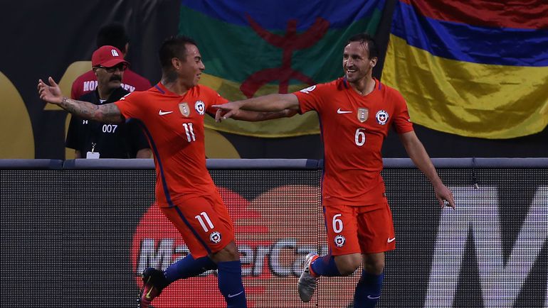 Среда. Чикаго. Колумбия - Чили - 0:2. Хосе ФУЭНСАЛИДА (№6) и Эдуадо ВАРГАС празднуют забитый гол. Фото AFP Среда. Чикаго. Колумбия - Чили - 0:2. Хосе ФУЭНСАЛИДА (№6) и Эдуадо ВАРГАС празднуют забитый гол. Фото AFP