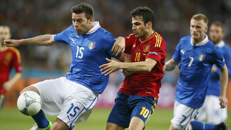 Сборные Испании и Италии, игравшие в финале Euro-2012, на этот раз сойдутся в 1/8 финала. Фото REUTERS Сборные Испании и Италии, игравшие в финале Euro-2012, на этот раз сойдутся в 1/8 финала. Фото REUTERS