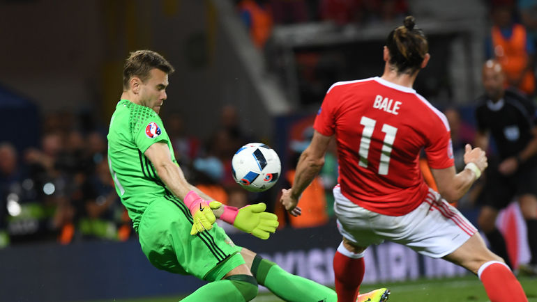 Игорь АКИНФЕЕВ и Гарет БЭЙЛ. Фото AFP Игорь АКИНФЕЕВ и Гарет БЭЙЛ. Фото AFP