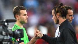 20 июня. Тулуза. Россия - Уэльс - 0:3. Игорь АКИНФЕЕВ и Гарет БЭЙЛ.