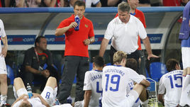 21 июня 2008 года. Базель. Россия - Голландия - 3:1. Гус ХИДДИНК настраивает команду перед дополнительным временем.