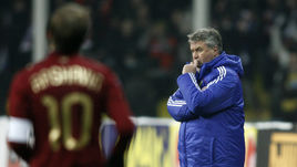 14 ноября 2014 года. Москва. Россия - Словения - 2:1. Гус ХИДДИНК смотрит за игрой своей команды после знаменитой кальянной истории, которая, по мнению болельщиков, помешала россиянам пробиться на ЧМ-2010 в ЮАР.