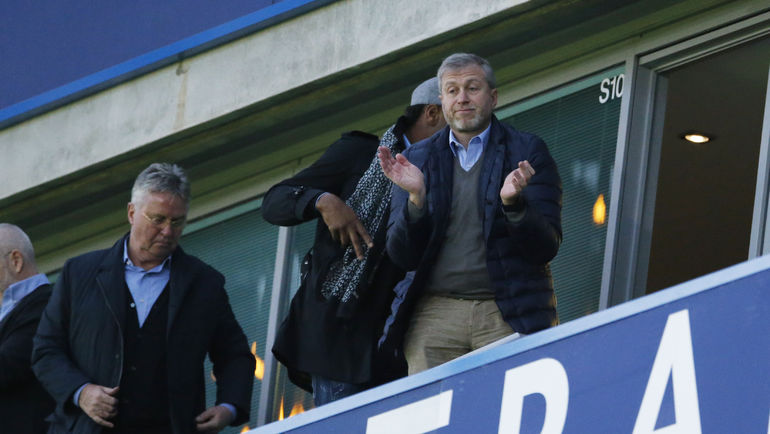 Роман АБРАМОВИЧ (справа) очень тепло относится к Гусу ХИДДИНКУ. Фото REUTERS Роман АБРАМОВИЧ (справа) очень тепло относится к Гусу ХИДДИНКУ. Фото REUTERS