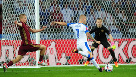 15 июня. Лилль. Россия - Словакия - 1:2. 32-я минута. Винить Игоря АКИНФЕЕВА в мяче, пропущенном от Владимира ВАЙССА, нельзя. А вот Игорь СМОЛЬНИКОВ допустил грубейшую ошибку.