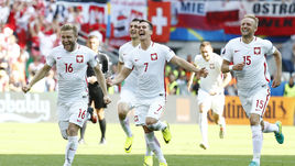Сегодня. Сент-Этьен. Швейцария - Польша - 1:1, пен. - 4:5. Якуб БЛАЩИКОВСКИ (№16), Аркадиуш МИЛИК (№7) и Камиль ГЛИК вместе с партнерами празднуют выход команды в четвертьфинал.
