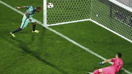 Сегодня. Ланс. Хорватия - Португалия - 0:1 д.в. 117-я минута. Гол Рикарду КУАРЕЖМЫ.