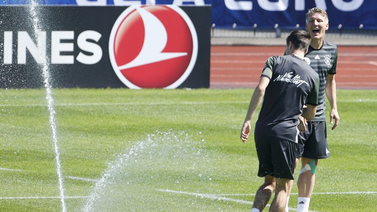 Бастиан ШВАЙНШТАЙГЕР (справа). Фото REUTERS Бастиан ШВАЙНШТАЙГЕР (справа). Фото REUTERS