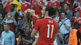 Сегодня. Париж. Уэльс - Северная Ирландия - 1:0. Гарет БЭЙЛ и с дочерью Альбой после матча.