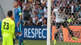 Сегодня. Лилль. Германия - Словакия - 3:0. 43-я минута. Марио ГОМЕС празднует второй гол в ворота словаков.