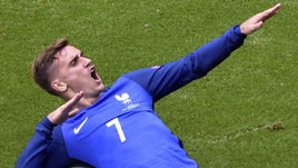 Сегодня. Лион. Франция - Ирландия - 2:1. Ликует автор дубля Антуан ГРИЗМАНН.