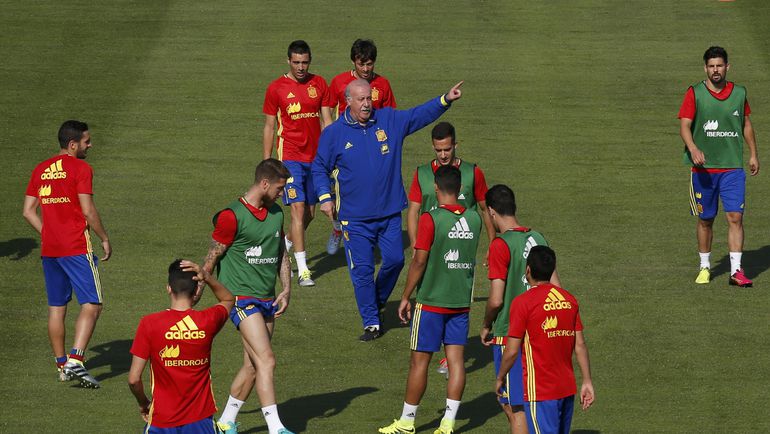 Висенте ДЕЛЬ БОСКЕ и сборная Испании готовятся к игре с Италией. Фото REUTERS Висенте ДЕЛЬ БОСКЕ и сборная Испании готовятся к игре с Италией. Фото REUTERS