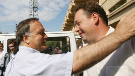 Дик АДВОКАТ (слева) был бы не против сменить Леонида СЛУЦКОГО на посту главного тренера сборной России.