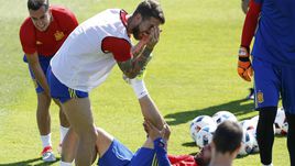 Вчера. Сан Мартин де Ре. СЕРХИО РАМОС и ЖОРДИ АЛЬБА на тренировке перед встречей с итальянцами.