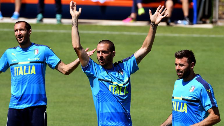 Джорджо КЬЕЛЛИНИ, Леонардо БОНУЧЧИ и Андреа БАРЦАЛЬИ. Фото AFP Джорджо КЬЕЛЛИНИ, Леонардо БОНУЧЧИ и Андреа БАРЦАЛЬИ. Фото AFP