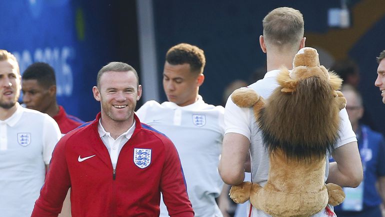 Вчера. Ницца. Уйэн РУНИ и Джо ХАРТ (со львом) на тренировке сборной Англии. Фото AFP Вчера. Ницца. Уйэн РУНИ и Джо ХАРТ (со львом) на тренировке сборной Англии. Фото AFP