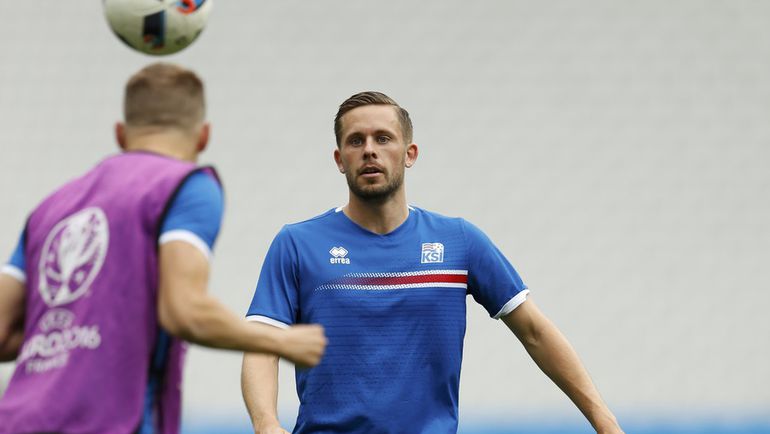 Гильфи СИГУРДССОН (справа) на тренировке сборной Исландии. Фото REUTERS Гильфи СИГУРДССОН (справа) на тренировке сборной Исландии. Фото REUTERS