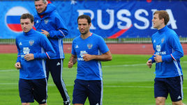 Роман ШИРОКОВ (В центре) и Павел МАМАЕВ (слева) на тренировке сборной после инцидента с рассечением.