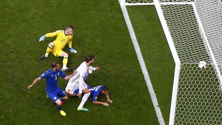 33-я минута. Гол Джорджо КЬЕЛЛИНИ. Фото REUTERS 33-я минута. Гол Джорджо КЬЕЛЛИНИ. Фото REUTERS