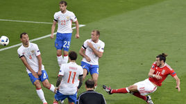 20 июня. Тулуза. Россия - Уэльс - 0:3. Сергей ИГНАШЕВИЧ, Дмитрий КОМБАРОВ, Павел МАМАЕВ и Денис ГЛУШАКОВ пытаются помешать пробить Гарету БЭЙЛУ.