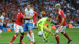 20 июня. Тулуза. Россия - Уэльс - 0:3. Эшли УИЛЬЯМС, Уэйн ХЕННЕССИ и Аарон РЭМСИ останавливают Артема ДЗЮБУ (№ 22).