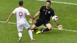 Вчера. Сен-Дени. Италия - Испания - 2:0. Герой встречи Джанлуиджи БУФФОН отражает удара Лукаса ВАСКЕСА.