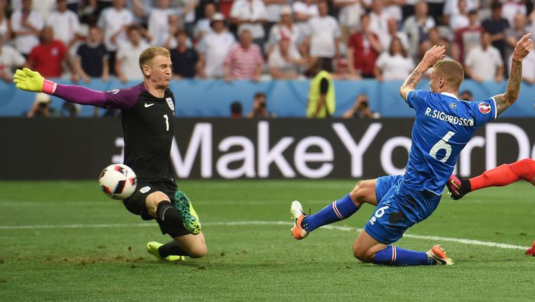 Вчера. Ницца. Англия - Исландия - 1:2. 6-я минута. Рагнар СИГУРДССОН сравнивает счет. Фото AFP Вчера. Ницца. Англия - Исландия - 1:2. 6-я минута. Рагнар СИГУРДССОН сравнивает счет. Фото AFP