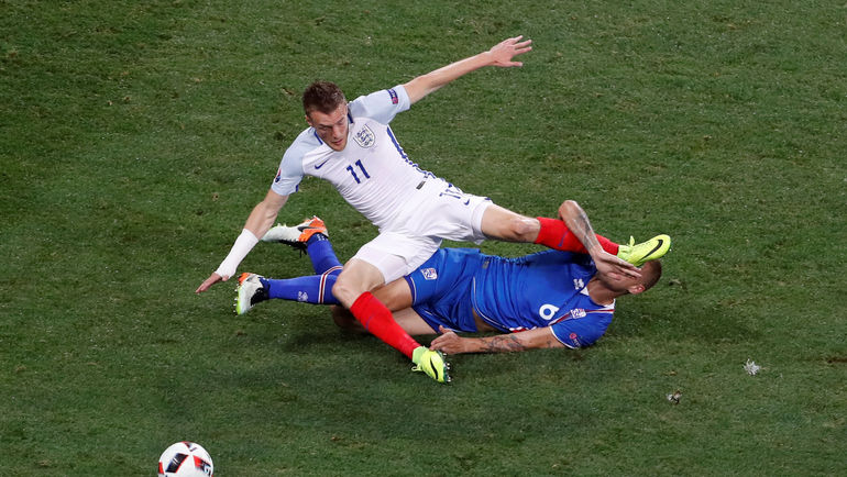 Понедельник. Ницца. Англия - Исландия - 1:2. Джейми ВАРДИ в борьбе с Рагнаром СИГУРДССОНОМ. Фото REUTERS Понедельник. Ницца. Англия - Исландия - 1:2. Джейми ВАРДИ в борьбе с Рагнаром СИГУРДССОНОМ. Фото REUTERS