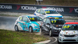 Участники российской серии кольцевых гонок прибывают на Сочи автодром