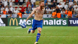 Понедельник. Ницца. Англия – Исландия – 1:2. Арон ГЮННАРССОН бежит праздновать победу с болельщиками.