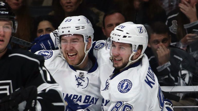 Никита НЕСТЕРОВ (слева) празднует с Никитой КУЧЕРОВЫМ свою первую шайбу в НХЛ. Фото AFP Никита НЕСТЕРОВ (слева) празднует с Никитой КУЧЕРОВЫМ свою первую шайбу в НХЛ. Фото AFP