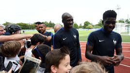 Вчера. Клерфонтэн. Эльяким МАНГАЛА (в центре) на открытой тренировке сборной Франции.