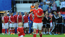 25 июня.Париж. Уэльс - Сев.Ирландия - 1:0. Гарет БЭЙЛ с дочкой Альбой после матча.