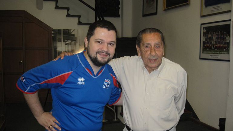 Иван ЭЙИНССОН-ЭСТУРЛАНД в майке сборной Исландии с автором золотого гола ЧМ-50 уругвайцем Алсидесом ГИДЖЕЙ. Иван ЭЙИНССОН-ЭСТУРЛАНД в майке сборной Исландии с автором золотого гола ЧМ-50 уругвайцем Алсидесом ГИДЖЕЙ.