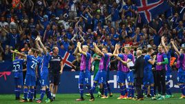 27 июня. Ницца. Англия - Исландия - 1:2. Игроки сборной Исландии вместе с болельщиками празднуют самую громкую победу в своей истории.